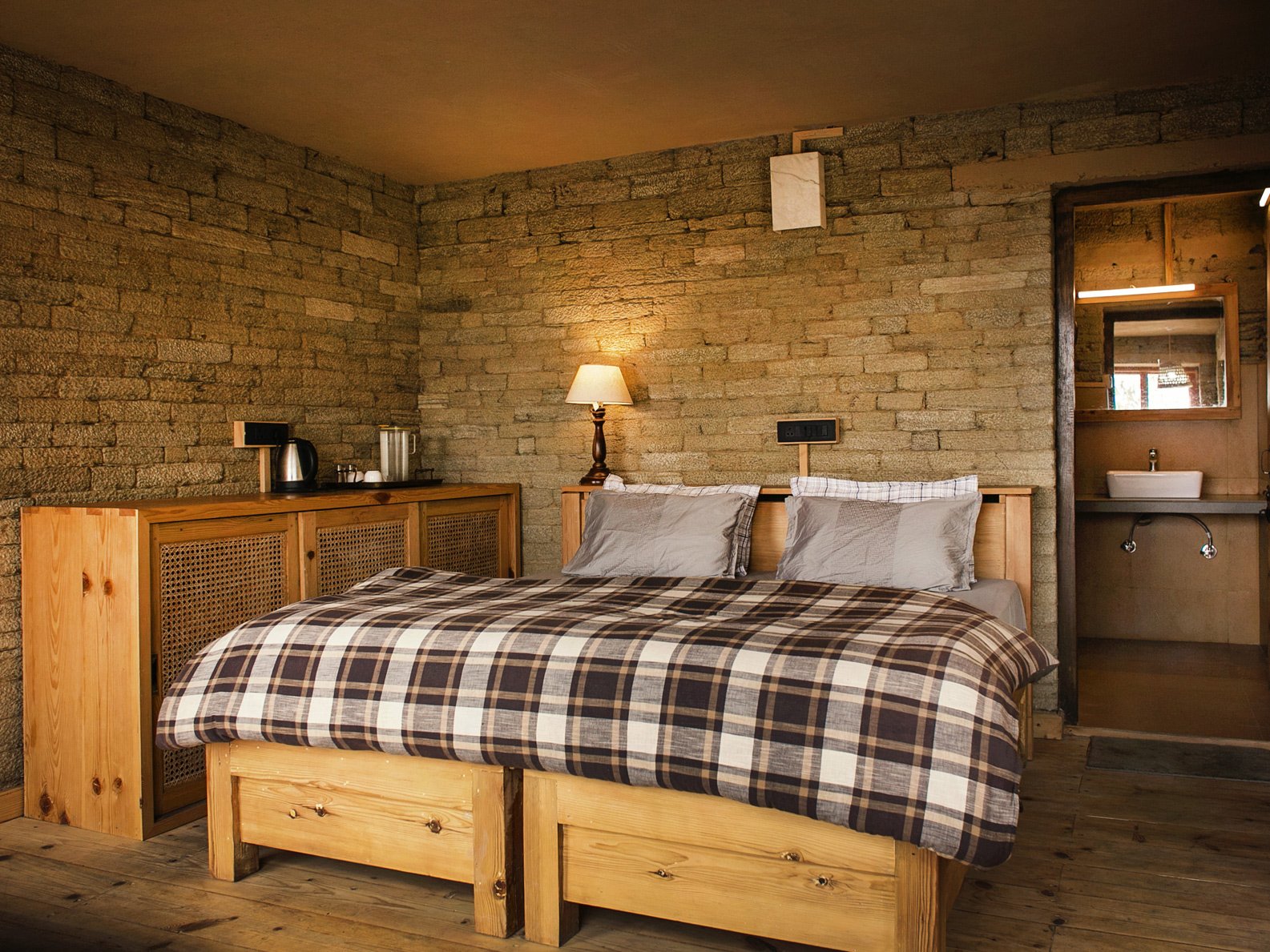 oak chalet mukteshwar homestay bedroom